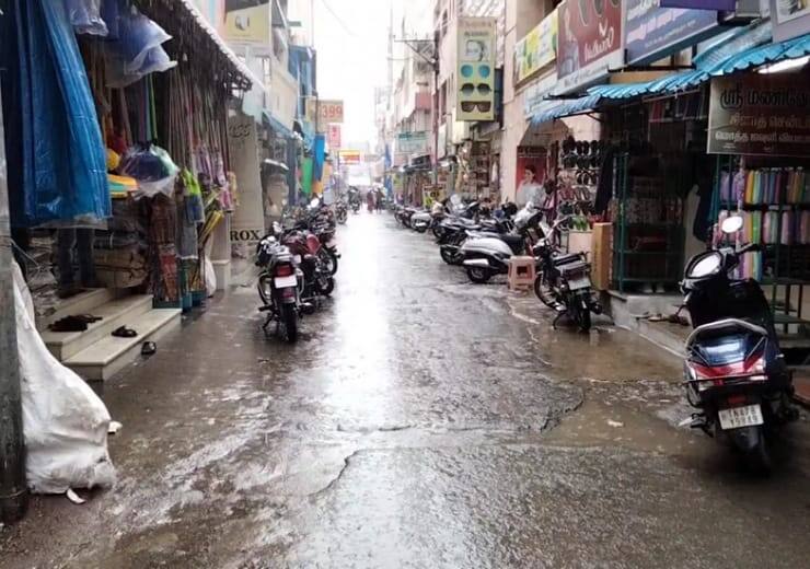 Northeast monsoon reverberates Heavy rain in Karur TNN வடகிழக்கு பருவமழை எதிரொலி: கரூரில் கொட்டித்தீர்த்த மழை - வாகன ஓட்டிகள் அவதி