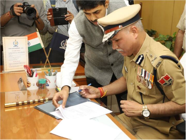 Rajasthan News: कार्यभार संभालते ही एक्शन में दिखे DGP उमेश मिश्रा, पुलिस अधिकारियों को दिए ये निर्देश Rajasthan new DGP Umesh Mishra took charge held meeting of police officers ann Rajasthan News: कार्यभार संभालते ही एक्शन में दिखे DGP उमेश मिश्रा, पुलिस अधिकारियों को दिए ये निर्देश
