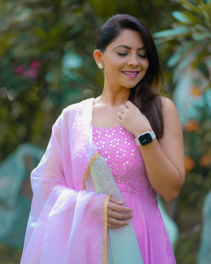दर्जेदार चित्रपटातून लोकप्रिय झालेली अभिनेत्री सोनाली कुलकर्णी तिच्या खास लुक्समुळे नेहमी चर्चेत असते.