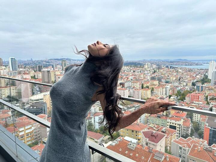 येथे ती कॅमेऱ्यासमोर किलर लूक दाखवताना दिसत आहे. सध्या मौनीचे हे फोटो सोशल मीडियावर व्हायरल होत आहेत.(फोटो सौजन्य :imouniroy/इंस्टाग्राम)