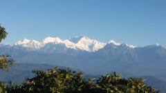 Darjeeling Kanchenjunga : আকাশ-নীল ক্যানভাস জুড়ে শ্বেতশুভ্র কাঞ্চনজঙ্ঘা, নভেম্বরের দার্জিলিং-এ প্রকৃতি যেন কল্পতরু