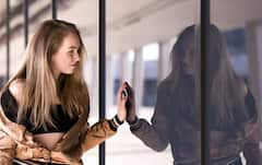 मोबाइल के मुकाबले आप शीशे में ज़्यादा अट्रैक्टिव क्यों दिखते हैं? जानें इसके पीछे की वजह