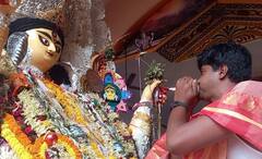 Jagaddhatri Puja: মাথায় ঘোমটা, কপালে সিঁদুর, বছরের বিশেষ দিনে অন্য রূপ এই গ্রামের পুরুষদের