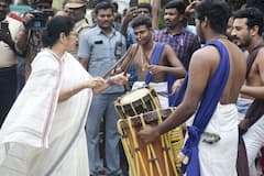 Mamata's Chennai Visit: সেন্ডা মেলমে বোল তুললেন মমতা, নিজের হাতে বাজালেন দক্ষিণি বাদ্যযন্ত্র