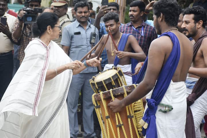শিল্পের প্রতি মুখ্যমন্ত্রী মমতা বন্দ্যোপাধ্যায়ের ভালবাসা কারও অজানা নয়। গান গাইতে ভালবাসেন। পাশাপাশি বাদ্যযন্ত্রের প্রতিও তাঁর ভালবাসা অমলিন। এবার তামিলনাড়ুর চেন্নাইতে গিয়েও দেখা গেল একই ছবি। সেখানে বাংলার রাজ্যপাল লা গণেষণের বাড়িতে আমন্ত্রিত ছিলেন মমতা বন্দ্যোপাধ্যায়। সেখানেই সেন্ডা মেলম বাজালেন মমতা।