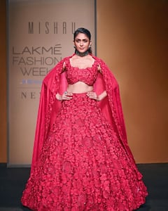 Mrunal Thakur Photos : अभिनेत्री मृणाल ठाकूरचा क्लासी अवतार; साडीत दिसतेय खास!