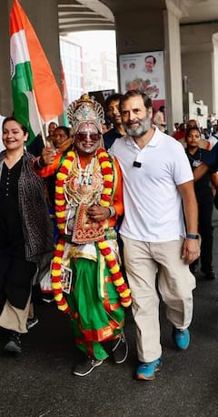 In Pics: సంగారెడ్డిలో మరింత జోష్‌లో రాహుల్ - కొరడాతో కొట్టుకుంటూ, గిరిజనులతో థింసా నృత్యం చేస్తూ - ఫోటోలు