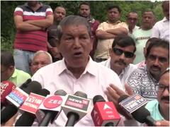 सड़कों की बदहाली के खिलाफ NH जामकर धरने पर बैठे पूर्व CM हरीश रावत, वाहनों की लगी कतार