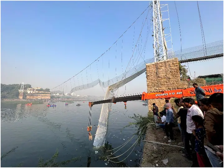Morbi Bridge Collapse: मोरबी हादसे पर बड़ी कार्रवाई, नगरपालिका के चीफ ऑफिसर सस्पेंड, 4 घंटे तक हुई पूछताछ Morbi Bridge Collapse: मोरबी हादसे पर बड़ी कार्रवाई, नगरपालिका के चीफ ऑफिसर सस्पेंड, 4 घंटे तक हुई पूछताछ