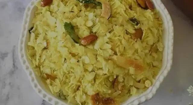 ડાયેટ ચેવડો - તમે તેને ચા સાથે વીકમાં એકાદ બે વખત લઇ શકો છો. મકાઇના પૌવાનો ચેવડો વેઇટ નથી વધારતો અને સ્વાદમાં પણ સારો લાગે છે.