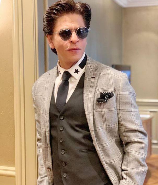 करण जौहर के सबसे क्लोज फ्रेंड शाहरुख खान कॉफी विद करण के लगभग सभी सीजन में आए हैं लेकिन सीजन 4 का हिस्सा बनने से किंग खान ने इंकार कर दिया था. मीडिया रिपोर्ट्स के मुताबिक इसकी वजह ये थी कि करण ने पहले एपिसोड में शाहरुख खान की जगह सलमान खान को चुना था इसलिए एसआरके करण से नाराज थे.