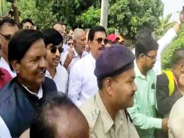 Watch: पैरोल पर सहरसा जेल से बाहर निकले आनंद मोहन, गेट पर पहले से ही जुट गए थे बाहुबली के समर्थक