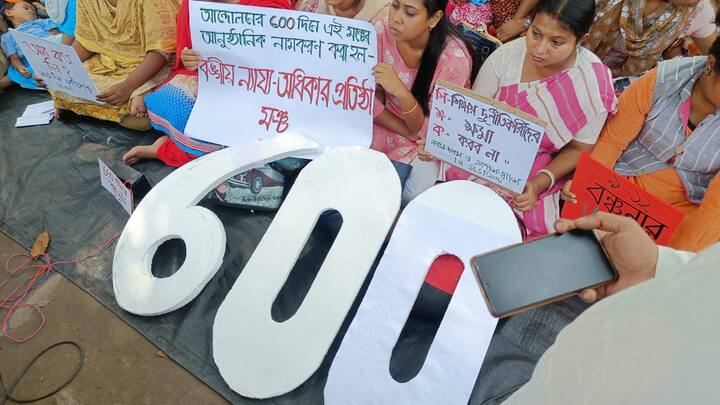 এসএলএসটি নবম থেকে দ্বাদশের নিয়োগের দাবিতে অবস্থান-আন্দোলনের পাশাপাশি প্রশাসনের সঙ্গে একাধিকবার বৈঠক করেছেন চাকরিপ্রার্থীরা।
