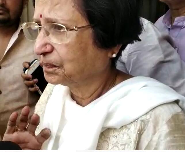 बीजेपी की तरफ से उम्मीदवार नहीं बनाए जाने पर कार्यवाहक मेयर शील धाभाई की बेटी पार्टी कार्यालय पहुंचीं और हंगामा किया.