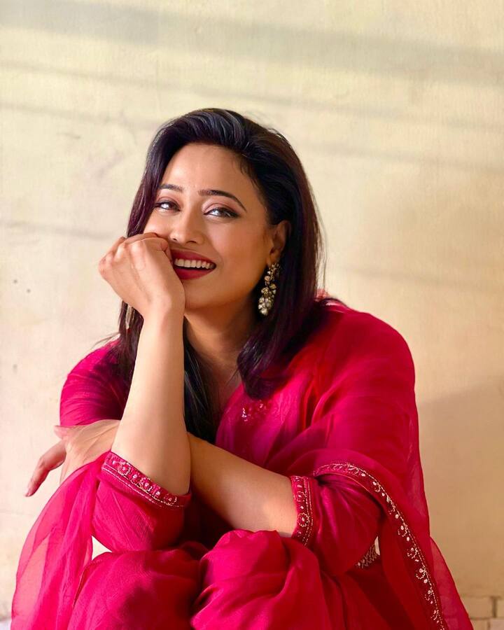 This time, the diva is stealing the show with her gorgeous pictures in a bright pink suit.