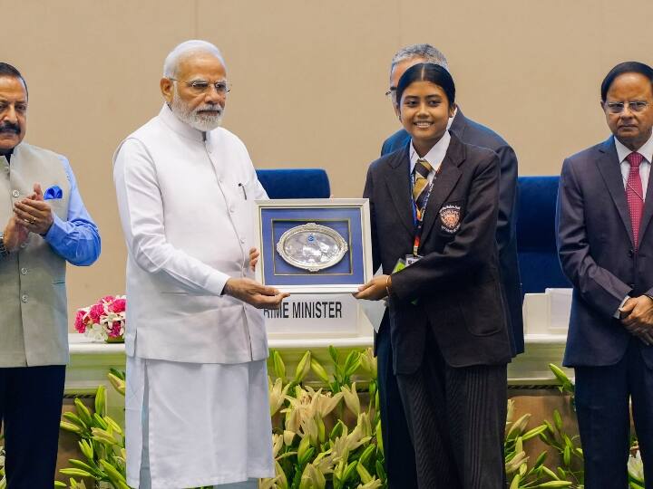 PM Modi honored winners of essay writing competition Delhi vigyan bhawan ANN PM मोदी ने निबंध लेखन प्रतियोगिता के विजेताओं को किया सम्मानित, बोले- रक्षा क्षेत्र में घोटाले का स्कोप खत्म