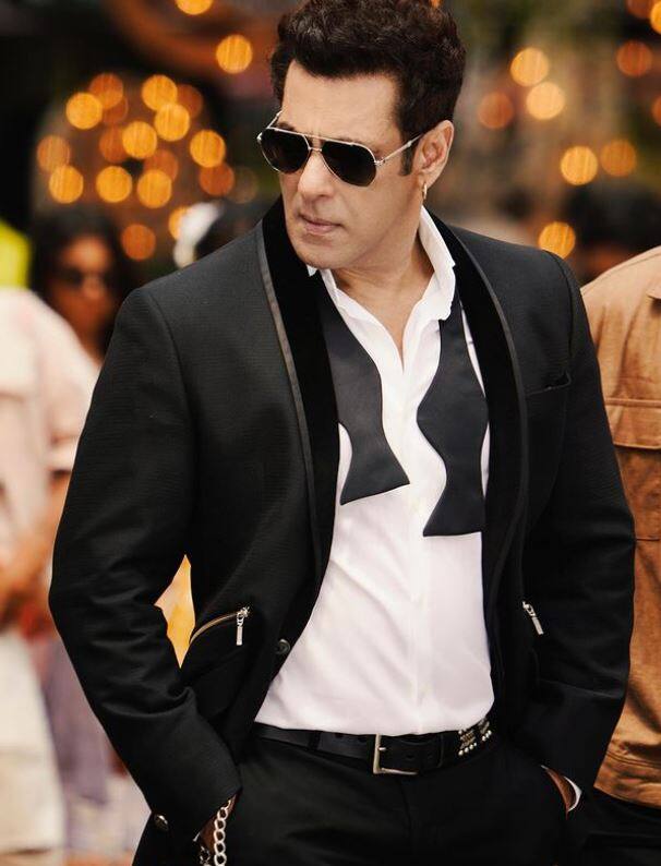 शुरू में सलमान खान ने कॉफी विद करण शो में आने से इंकार कर दिया था. हालांकि करण जौहर के काफी मनाने के बाद फाइनली सलमान खान सीजन 4 का हिस्सा बने थे. सलमान के करण के शो पर ना आने की वजह ये थी कि वे करण के कॉन्ट्रोवर्सियल सवालों का जवाब नहीं देना चाहते थे.