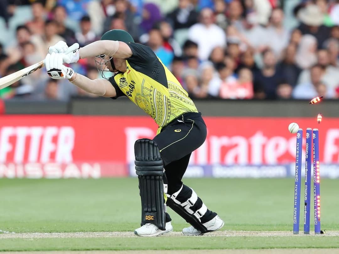 David Warner: लेफ्टीचा राईटी झाला अन् विकेट गमावली; नवीन उल हकनं वॉर्नरला केलं क्लीन बोल्ड Aus vs Afg T20 World Cup 2022 David Warner attempts right-handed shot gets bowled netizens react David Warner: लेफ्टीचा राईटी झाला अन् विकेट गमावली; नवीन उल हकनं वॉर्नरला केलं क्लीन बोल्ड