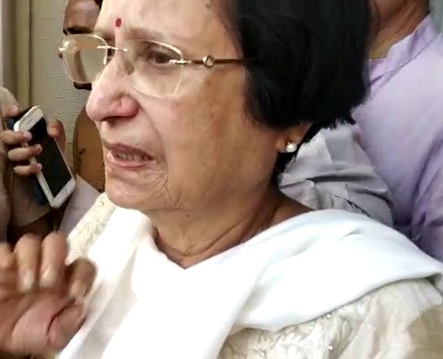 बीजेपी की तरफ से रश्मि सैन को उम्मीदवार बनाए जाने से नाराज होकर कार्यवाहक महापौर शील धाभाई भावुक हो गईं.