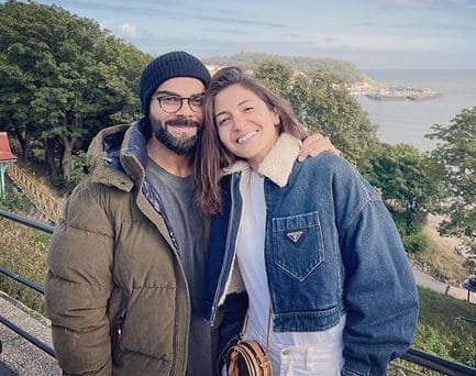 Virat Anushka Story: ਭਾਰਤੀ ਟੀਮ ਦੇ ਸਾਬਕਾ ਕਪਤਾਨ ਵਿਰਾਟ ਕੋਹਲੀ ਤੇ ਉਨ੍ਹਾਂ ਦੀ ਪਤਨੀ ਬਾਲੀਵੁੱਡ ਅਦਾਕਾਰਾ ਅਨੁਸ਼ਕਾ ਸ਼ਰਮਾ ਭਾਰਤ ਦੇ ਸਭ ਤੋਂ ਮਸ਼ਹੂਰ ਜੋੜਿਆਂ ਵਿੱਚੋਂ ਇੱਕ ਹਨ। ਸਟਾਰ ਜੋੜੇ ਨੂੰ ਅਕਸਰ ਸਟੇਜ ਸ਼ੇਅਰ ਕਰਦੇ ਦੇਖਿਆ ਜਾਂਦਾ ਹੈ