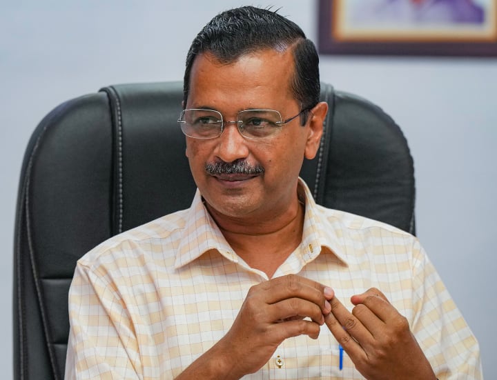 mcd polls 2022 arvind kejriwal says give me cbi ed control for day half of bjp will be in jail Marathi News Arvind Kejriwal Statement: एका दिवसासाठी माझ्याकडे CBI-ED सोपवा; अर्धा भाजप तुरुंगात जाईल; केजरीवालांचा हल्लाबोल