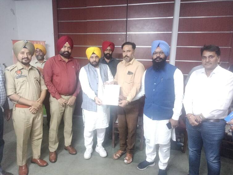 Cabinet Minister Harbhajan Singh honored the farmer who planted potato crop without burning stubble ਬਿਨਾ ਪਰਾਲੀ ਸਾੜੇ ਆਲੂਆਂ ਦੀ ਫ਼ਸਲ ਬੀਜਣ ਵਾਲੇ ਕਿਸਾਨ ਦਾ ਕੈਬਨਿਟ ਮੰਤਰੀ ਹਰਭਜਨ ਸਿੰਘ ਵੱਲੋਂ ਸਨਮਾਨ