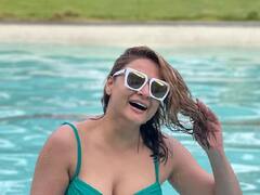 PHOTO: उर्वशी ढोलकियाच्या बोल्डनेसने केले थक्क, स्विमिंग पूलमध्ये दिल्या खास पोझ!