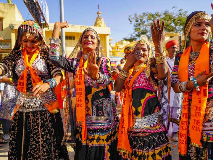 Artistes participate in a religious procession and showcases the vivid culture and colours of Rajasthan during the annual fair. (Source: PTI)