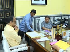 তুলে নেওয়া হয়েছে দফতরের কর্মী, উপাচার্যকে চা দিচ্ছেন গাড়ির চালক,বেনজির ছবি রবীন্দ্রভারতীতে