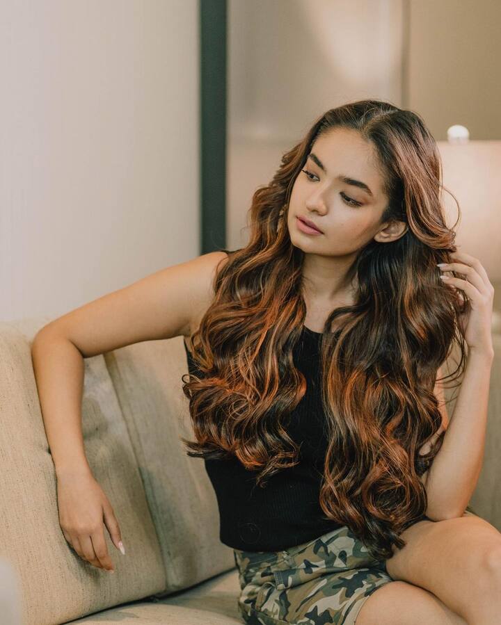 अनुष्काने केवळ तिच्या अभिनयानेच नव्हे तर तिच्या स्टायलिश लूकनेही लक्ष वेधून घेतले आहे. (फोटो सौजन्य :/anushkasen0408/instagram)