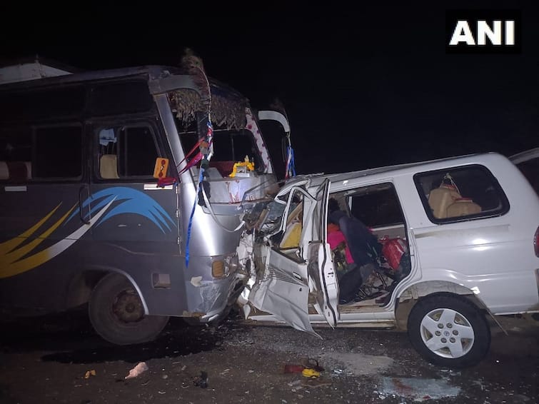 Madhya Pradesh Accident: 11 dies in bus accident in Betul district of MP Road Accident: బస్సు - కారు ఎదురెదురుగా ఢీ! తుక్కుతుక్కైన కారు - 13 మంది దుర్మరణం!