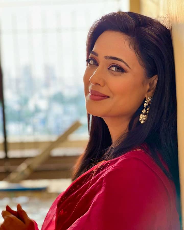 The 42-year-old actress seems to be aging like fine wine. Shweta looks absolutely drool-worthy in the ethnic outfit.