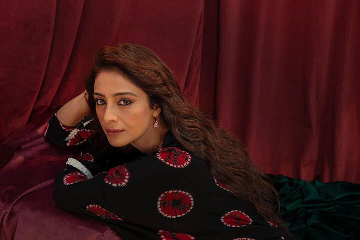 अक्सर फिल्मों में इंटेस और सिंपल लुक में नजर आने वाली तब्बू रियल लाइफ में बेहद ग्लैमरस हैं. हालांकि उम्र के इस पड़ाव पर भी तब्बू ने शादी नहीं की है.