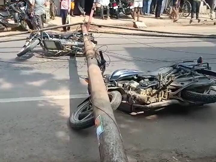 Pratapgarh News: प्रतापगढ़ में हाईवे पर गिरे बिजली के आधा दर्जन खंबे, दौड़ रहा था 11 हजार वॉल्टेज का करंट, 5 घायल UP news electric poles collapsed on highway in Pratapgarh, 5 injured, two in critical condition ann Pratapgarh News: प्रतापगढ़ में हाईवे पर गिरे बिजली के आधा दर्जन खंबे, दौड़ रहा था 11 हजार वॉल्टेज का करंट, 5 घायल