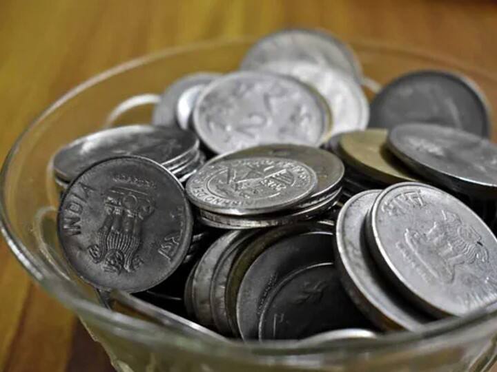 अगर रुमाल ले रहे हैं तो 1 मुठ्ठी चावल को उसमें लपेटकर, एक सुपार के साथ मंदिर में गुप्त तरीके से रखें. इससे कार्य में सिद्धि प्राप्त होगी.