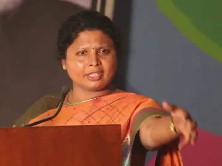 Sushma Andha criticise National Commission for Women rupali chakankar Pune News : टीका करताना विशिष्ट जाती-धर्माच्या लोकांनाच टार्गेट केलं जातं; सुषमा अंधारे यांची टीका