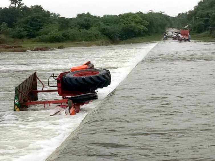 Villupuram: A tractor caught in flood was swept away and overturned TNN விழுப்புரம்: வெள்ளத்தில் அடித்து செல்லப்பட்டு தலைகீழாக கவிழ்ந்த டிராக்டர் - உயிர் தப்பிய ஓட்டுநர்