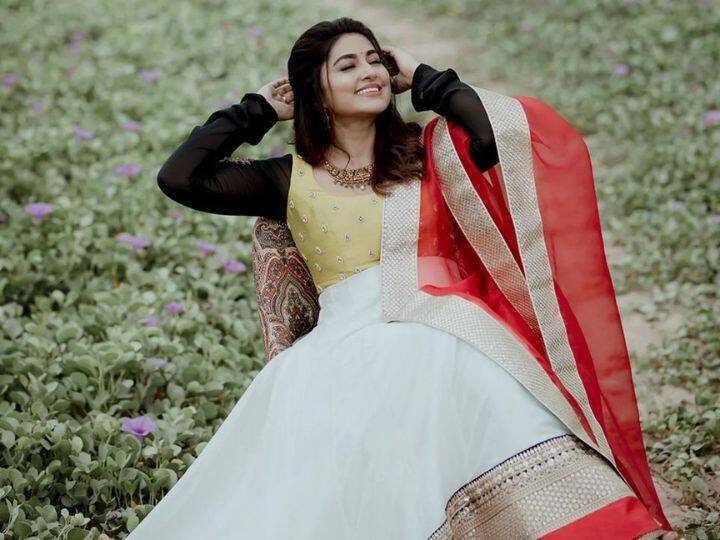 பூக்கள் தேர்தல் வைத்தால் அடி உனக்கே என்றும் வெற்றி
