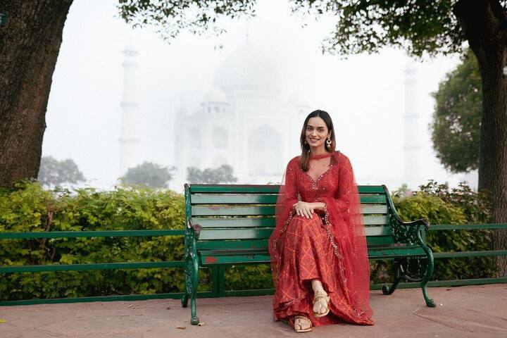 ज्यामध्ये अभिनेत्रीने लाल रंगाचा ड्रेस परिधान केलेला दिसत आहे.(फोटो सौजन्य:manushi_chhillar/इन्टाग्राम)