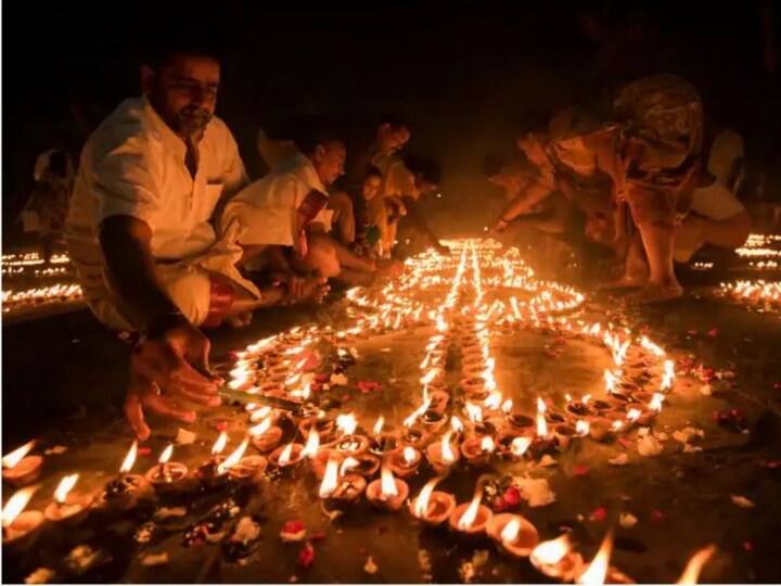 Baba Vishwanath Dham decorated with flowers 80 lakhs the Ghats of Varanasi will be illuminated with 10 lakh lamps ann Dev Deepawali In Varanasi : 80 लाख रुपये के फूलों से सजाया जाएगा बाबा विश्वनाथ धाम, 10 लाख दीयों से जगमग होंगे काशी के घाट