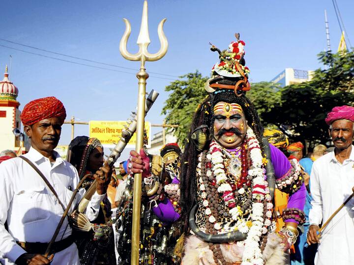 Devotees take part in a religious procession in the annual Pushkar Fair. In the recent past, competitions such as ‘matka phod’, ‘longest moustache’ and ‘bridal competition’ have become the main attractions for this fair. (Source: PTI)