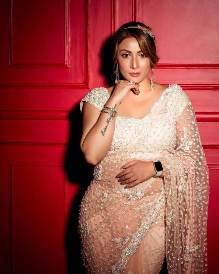 उर्वशी तिच्या चाहत्यांशी कनेक्ट राहण्यासाठी सोशल मीडियावरही खूप सक्रिय असते. अशा परिस्थितीत ती तिच्या प्रोफेशनल लाईफपासून ते पर्सनल लाईफपर्यंतची झलक चाहत्यांसाठी इंस्टाग्रामवर पोस्ट करत असते. (फोटो सौजन्य :/urvashidholakia/इंस्टाग्राम )