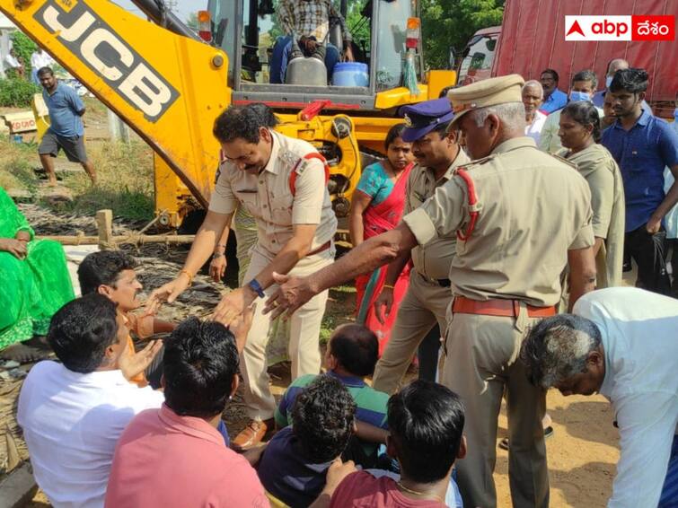 TDP and Janasena are angry about eviction of houses in Ippatam village పవన్ సభకు భూముల ఇచ్చిన గ్రామంలో ఇళ్ల తొలగింపు- కక్ష సాధింపే అంటున్న స్థానికులు