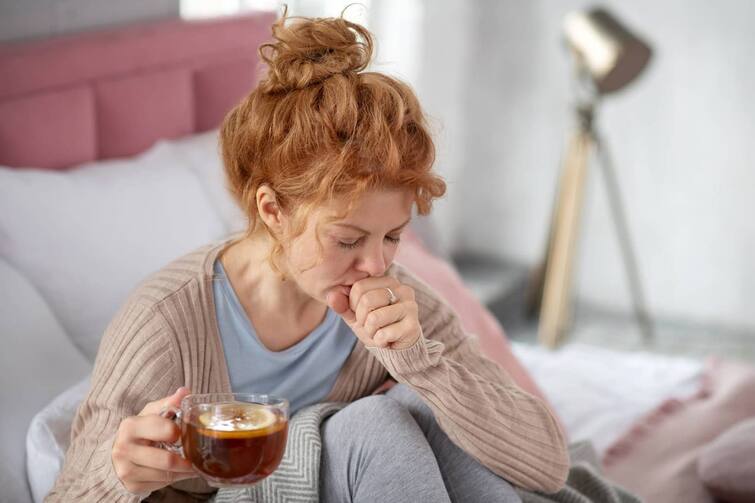 how to control cough problem in winter season with home remedeis Home Remedies For Cough: सर्द मौसम में बहुत होती है खांसी की समस्या, जानें कफ से बचाव के DIY टिप्स