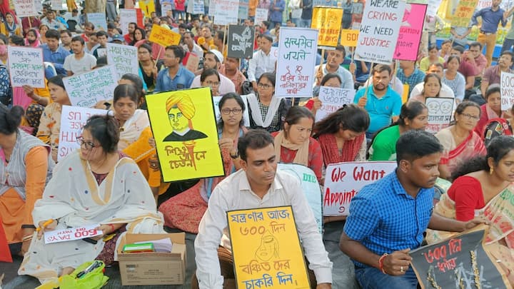 নিজেদের দাবিকে আরও জোরালো করার দাবিই অবস্থান আন্দোলনের ৬০০ তম দিনে তুললেন আন্দোলনরত চাকরিপ্রার্থীরা। তাঁদের ভাষায় যা 'বঞ্চনার ৬০০ দিন'।