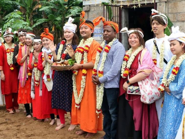 Japanese chanting tamil mantras in kumbakonam temple with his group தமிழர்களாக மாறிய ஜப்பானியர்... தமிழ் மந்திரங்களை கூறி அசத்தல்!