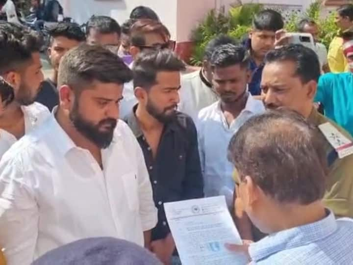 Surguja NSUI siege PWD Chief Engineer made serious allegations Memorandum submitted Chhattisgarh ann Surguja News: सरगुजा में PWD की बैठक के बीच NSUI पदाधिकारी डिब्बे में रेत लेकर पहुंचे, मुख्य इंजीनियर का किया घेराव