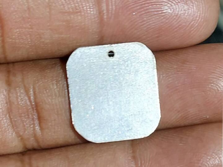 संभव हो तो चांदी का छोटा सा चौकोर टुकड़ा चावल के बीच में छिपाकर मंदिर में रख दें. मेहनत जाया नहीं जाएगी. जिस काम के लिए परेशान हो रहे हैं वो बाधा के बिना सफल हो जाएगा.