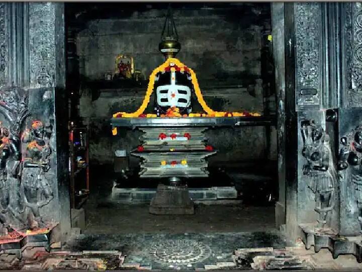 इनमें में कोई भी एक सामग्री लेकर चावल के साथ इसे घर के मंदिर या आसपास के किसी मंदिर में अपनी परेशानी बोलकर रख दे. ध्यान रहे ये उपाय चुपचाप करना है. इसे कोई देख न पाए.