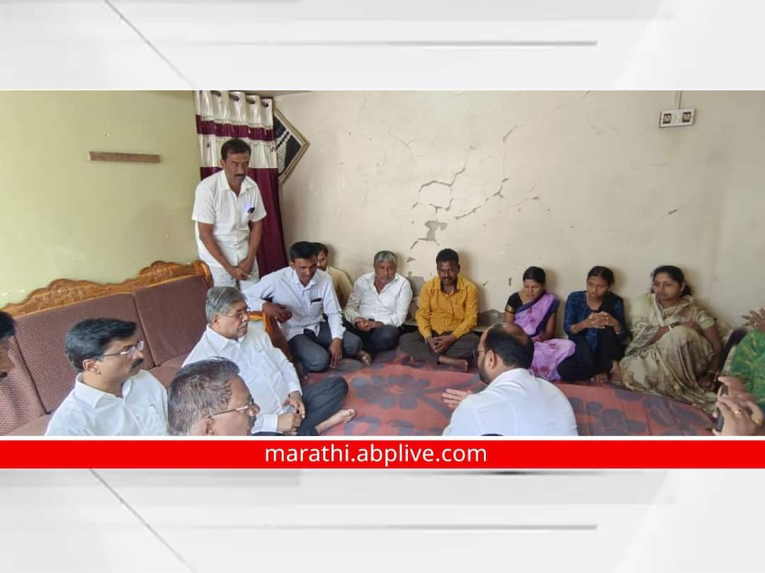 Chandrakant Patil : अपघाती मृत्यू झालेल्या वारकऱ्यांच्या कुटुंबीयांचे चंद्रकांत पाटील यांच्याकडून सांत्वन Consolation from Chandrakant Patil to the family members of Warkari who died in an accident Kolhapur Chandrakant Patil : अपघाती मृत्यू झालेल्या वारकऱ्यांच्या कुटुंबीयांचे चंद्रकांत पाटील यांच्याकडून सांत्वन